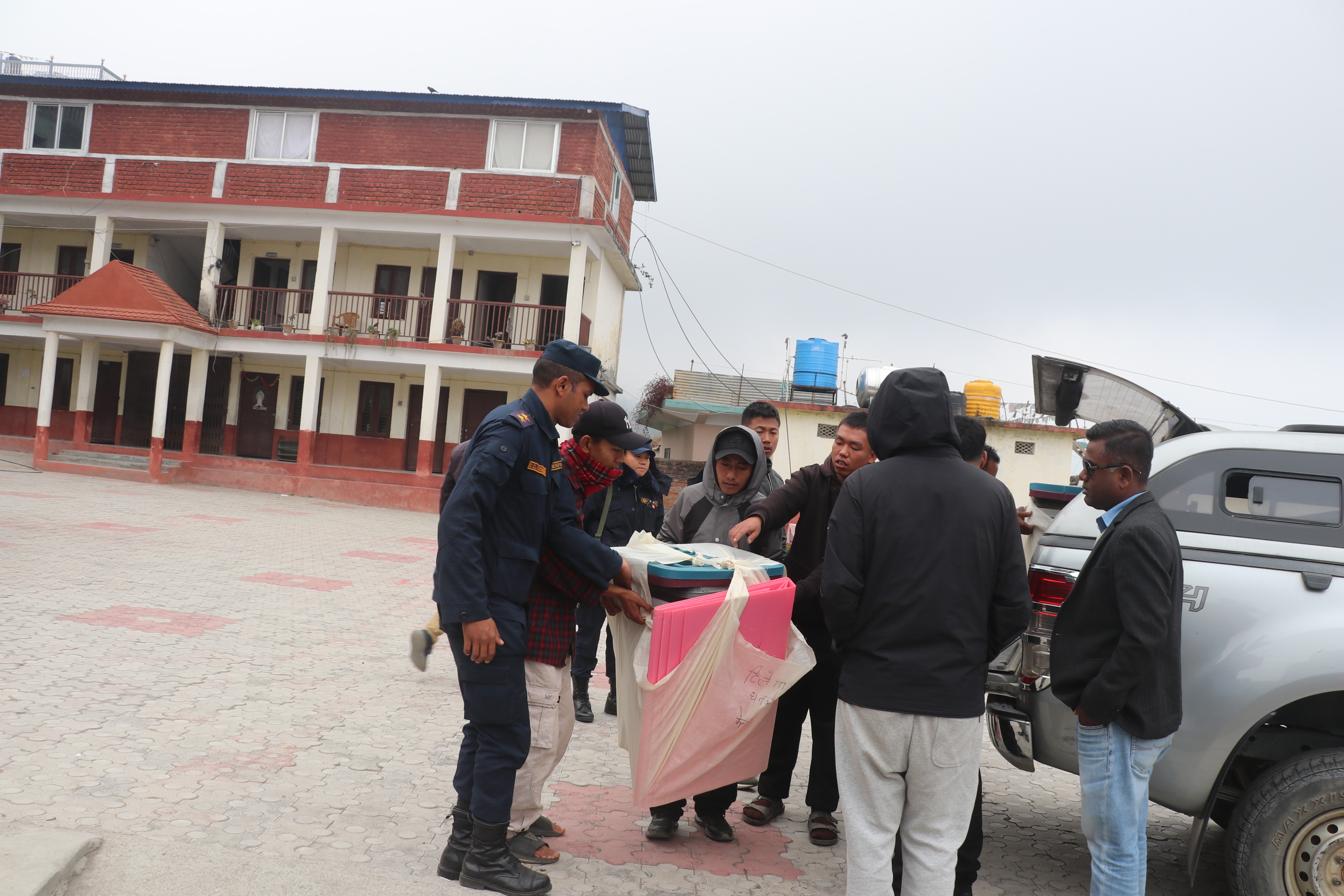 धनकुटाका सबै मतदान केन्द्रमा पुगे कर्मचारी र सुरक्षाकर्मी